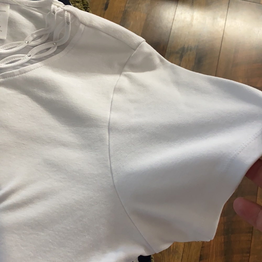 Alfred Dunner white top with pretty collar design - Picture 5 of 5